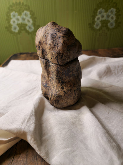 Emäntä, keraaminen rasia